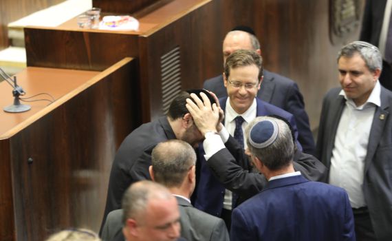 במקום אביו: ינון אזולאי הצהיר אמונים בכנסת