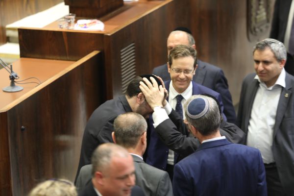 במקום אביו: ינון אזולאי הצהיר אמונים בכנסת