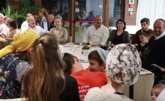 מרגש: יונתן רזאל שר עם יתומי טרור • צפו