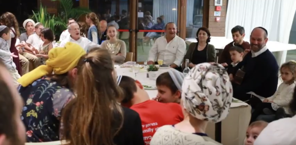 מרגש: יונתן רזאל שר עם יתומי טרור • צפו