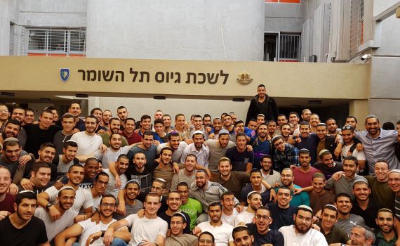 תלמידי ההסדר מתגייסים מתוך שמחה. צפו בריקודים