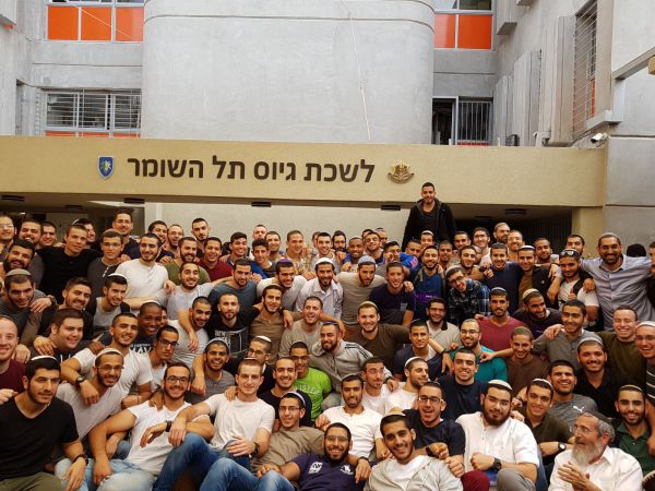 תלמידי ההסדר מתגייסים מתוך שמחה. צפו בריקודים