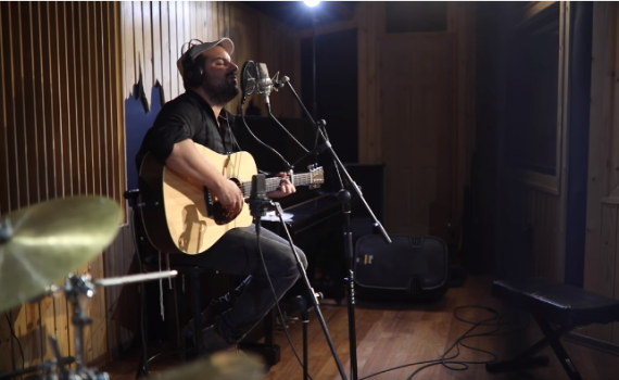 עקיבא חושף את הפסקול שלו לליל הסדר•צפו