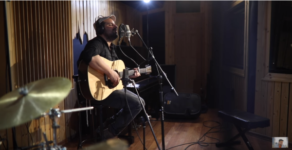 עקיבא חושף את הפסקול שלו לליל הסדר•צפו