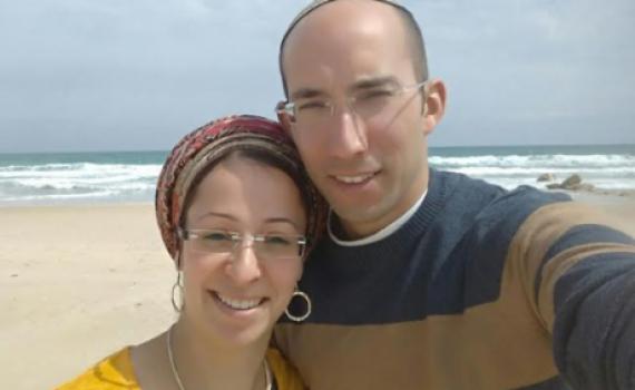 רכש סכינים, דקר בעוצמה בחזה ובבטן ונמלט