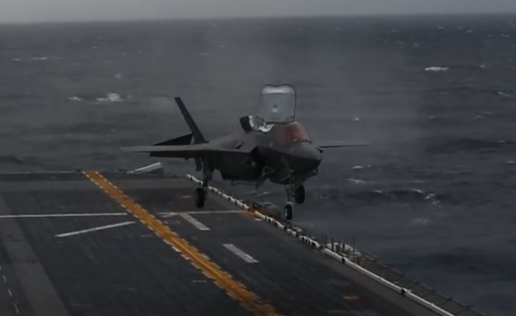 כמו מסוק • מדהים: ה-F35b מבצע נחיתה אנכית. צפו