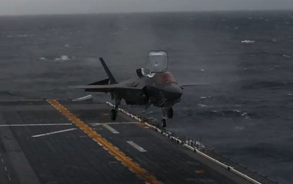 כמו מסוק • מדהים: ה-F35b מבצע נחיתה אנכית. צפו