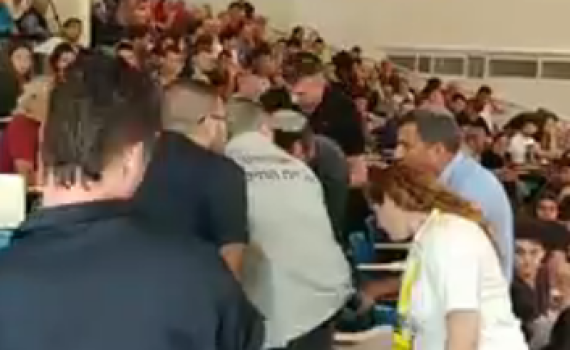 צפו: השתולל בנאומו של ישראל כץ והוצא מהאולם