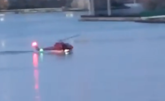 מסוק תיירים התרסק לתוך המים; 5 נהרגו. צפו בתיעוד