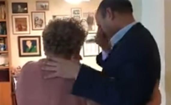 מרגש • צפו: בנט מודיע למרים פרץ על זכייתה בפרס ישראל