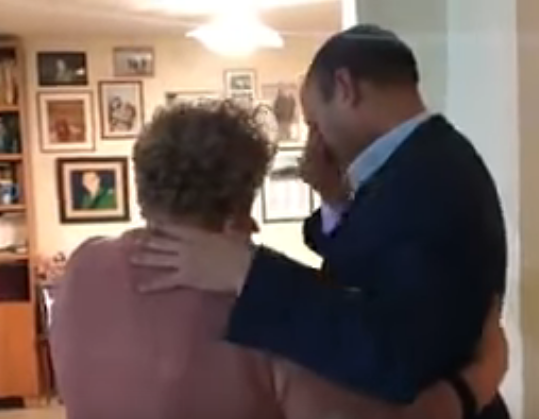 מרגש • צפו: בנט מודיע למרים פרץ על זכייתה בפרס ישראל