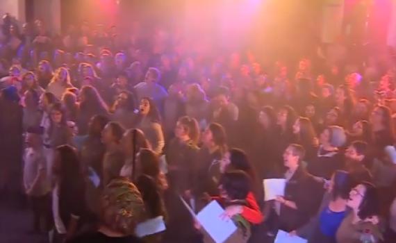 צפו: מאות בנות סרוגות בתשובה לרבנים