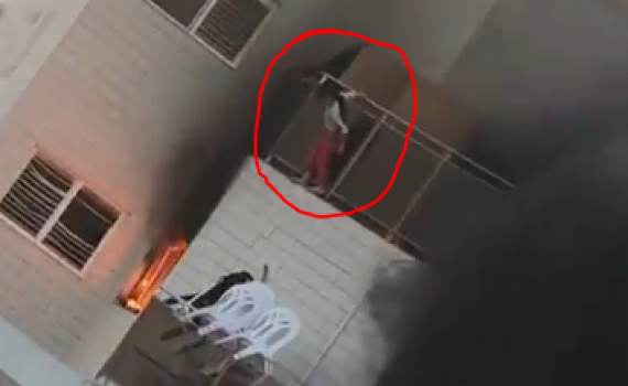 דרמה בב"ש: בת 10 קפצה מדירה בוערת וניצלה. צפו