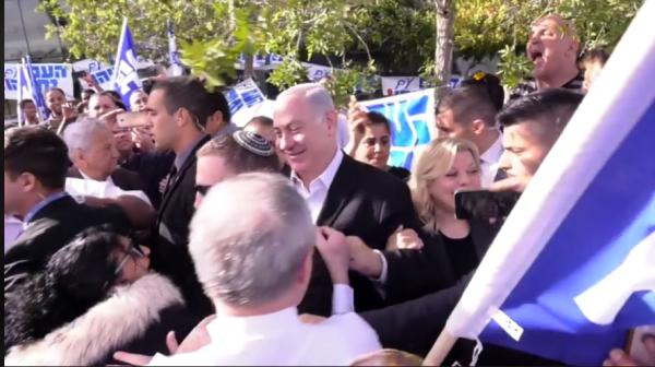 צפו: מפגן התמיכה בנתניהו ורעייתו בחזרה מאיפא"ק