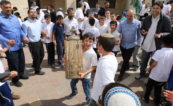 צפו: סיום והכנסת ספר תורה בבית ספר יסודי בבית שמש