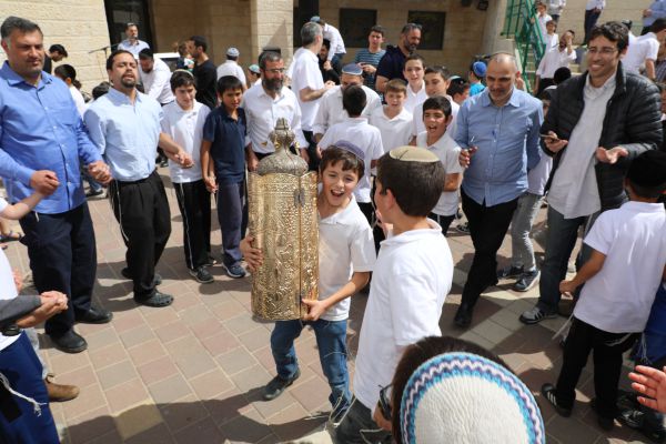 צפו: סיום והכנסת ספר תורה בבית ספר יסודי בבית שמש