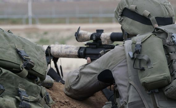 עשרות פלסטינים במחאות אלימות בעזה; מחבל נהרג