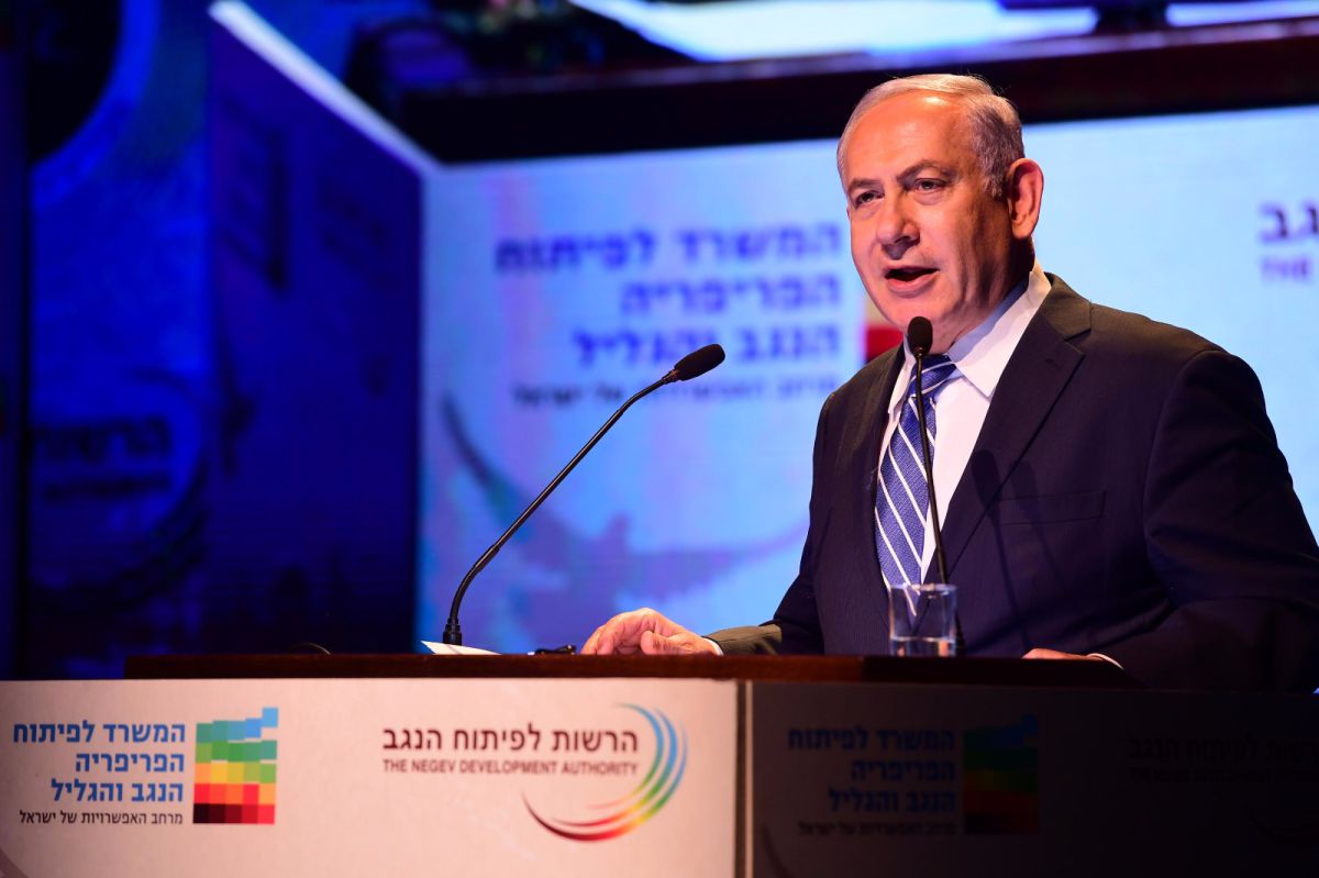 צפו: במהלך נאומו, מפגינים התפרצו לעבר נתניהו