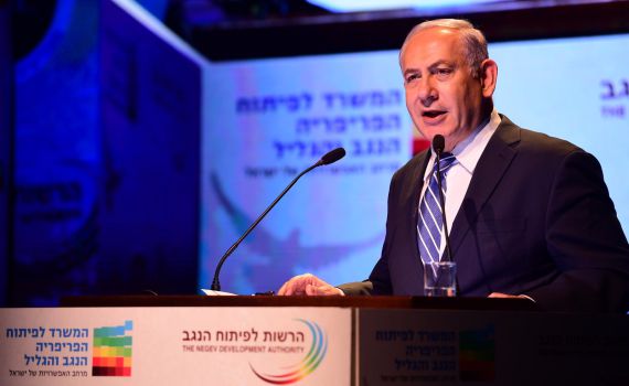 צפו: במהלך נאומו, מפגינים התפרצו לעבר נתניהו