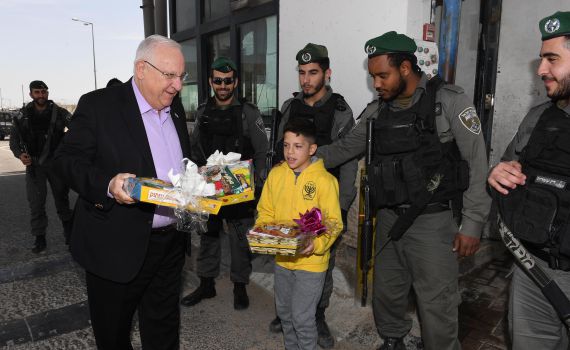 הנשיא במבצע חלוקת משלוחי מנות ללוחמי מג"ב