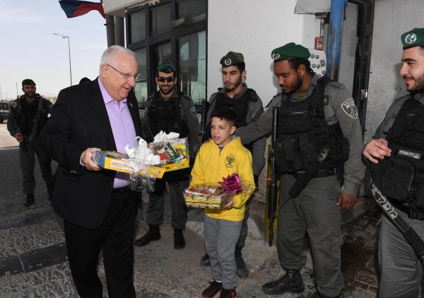 הנשיא במבצע חלוקת משלוחי מנות ללוחמי מג"ב