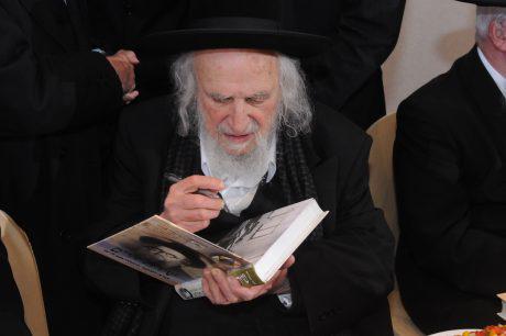 'זכר עריק לברכה': מגיש הרדיו מבזה את הרב אוירבך