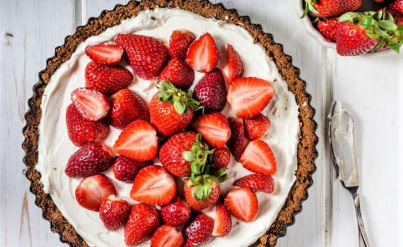 סוף עונת התותים: מתכון לעוגת שבת מסכמת