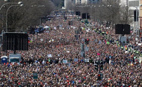 ארה"ב: ניצולי הטבח בפלורידה במחאת ענק
