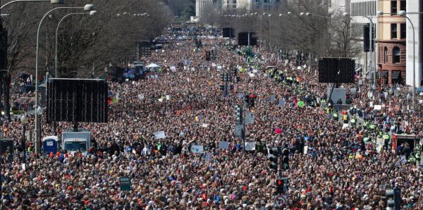 ארה"ב: ניצולי הטבח בפלורידה במחאת ענק