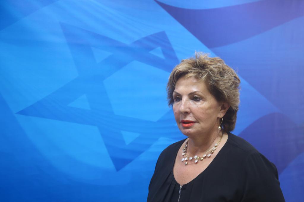 בכירה לשעבר בישראל ביתנו יוצאת נגד ליברמן