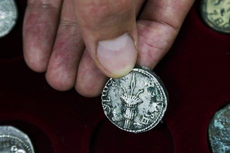 מה הבעיה בכך שהעשיר ירבה והעני ימעיט?