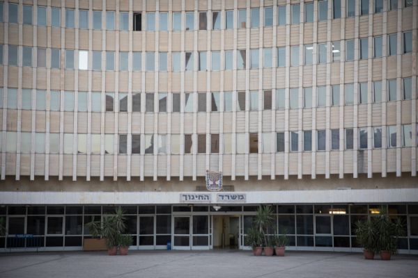 המשטרה עיכבה 18 בכירים במשרד החינוך