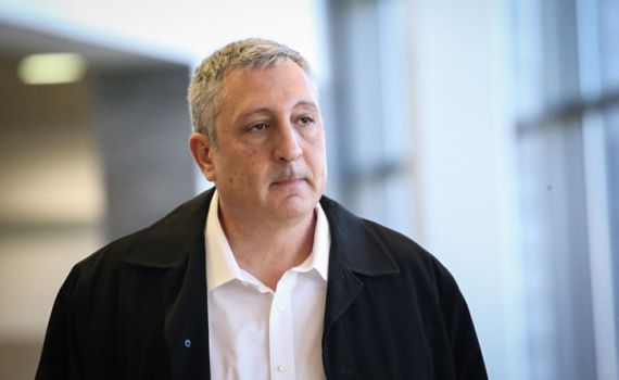 האיש הקרוב ביותר, ניר חפץ חתם על הסכם עד מדינה