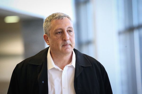 האיש הקרוב ביותר, ניר חפץ חתם על הסכם עד מדינה