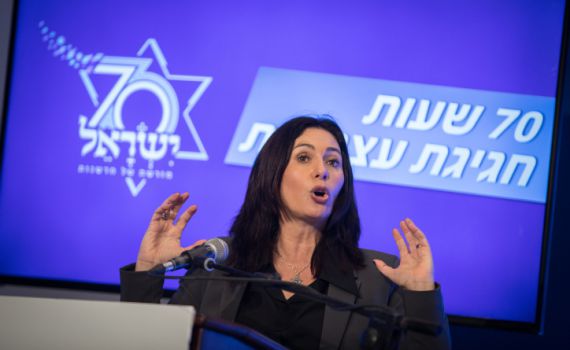 "שקרנית ובורה"; "גזען"; עימות בין רגב לזמר הוותיק
