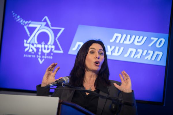 "שקרנית ובורה"; "גזען"; עימות בין רגב לזמר הוותיק