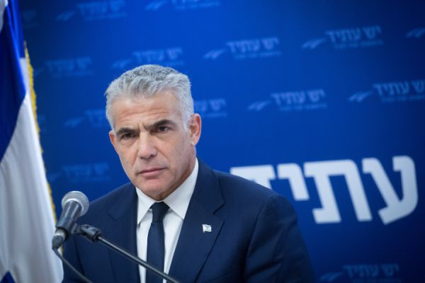 חיים אתגר:אלה 11 השאלות שלפיד סירב לענות עליהן