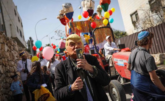 הרחובות צבעוניים והחכ"ים בתחפושות• גלריה חגיגית