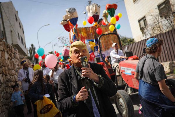 הרחובות צבעוניים והחכ"ים בתחפושות• גלריה חגיגית