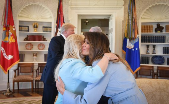 מפגש שכולו תכלת: כשמלניה ושרה לא תיאמו