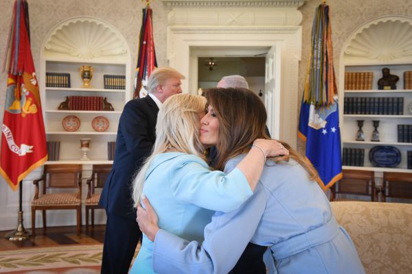 מפגש שכולו תכלת: כשמלניה ושרה לא תיאמו