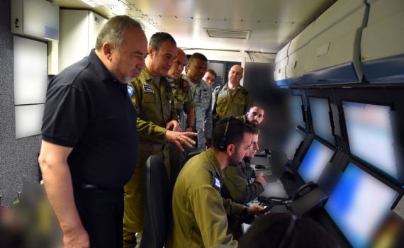 ליברמן משגר איום לעזה; "מי שיתקרב לגדר- חייו בסכנה"