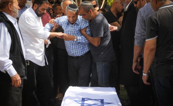 אלפי משתתפים בהלוויית הקצין שנרצח בשומרון