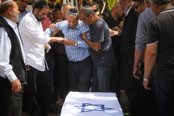 אלפי משתתפים בהלוויית הקצין שנרצח בשומרון