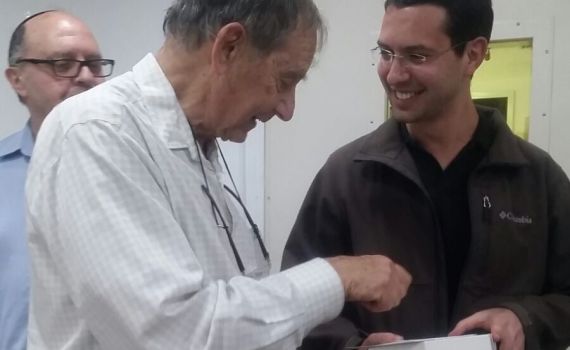 מלגת הצטיינות מקרן אוקס הוענקה השבוע לתלמיד מכללת הרצוג