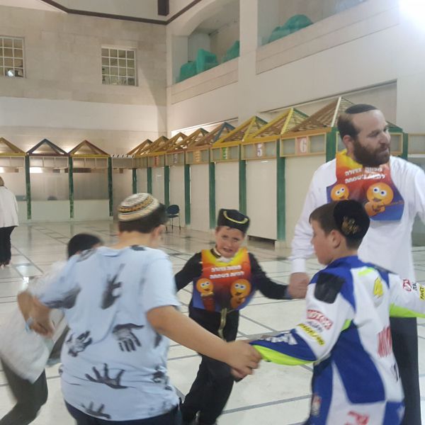 מרגש: תלמידי בית הספר במבצע תרומה לפורים