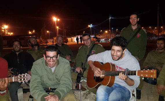 צפו: עידן עמדי בא להפתיע את חנן בן ארי במילואים