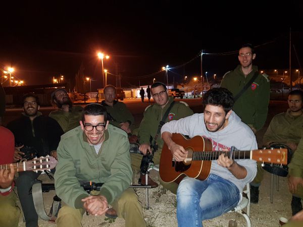 צפו: עידן עמדי בא להפתיע את חנן בן ארי במילואים