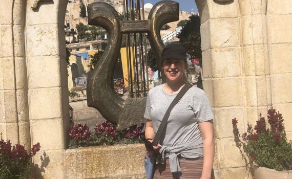 רגע לפני הנאום: הכוכבת ההוליוודית עוצרת בירושלים הקדומה