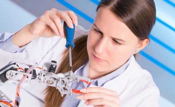 מכללת עזריאלי מקום ראשון בשילוב נשים בהנדסה